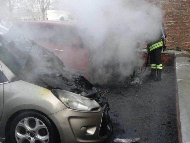 Autovetture in sosta incendiate durante il mercato in piazza. Identificato l’autore del rogo?